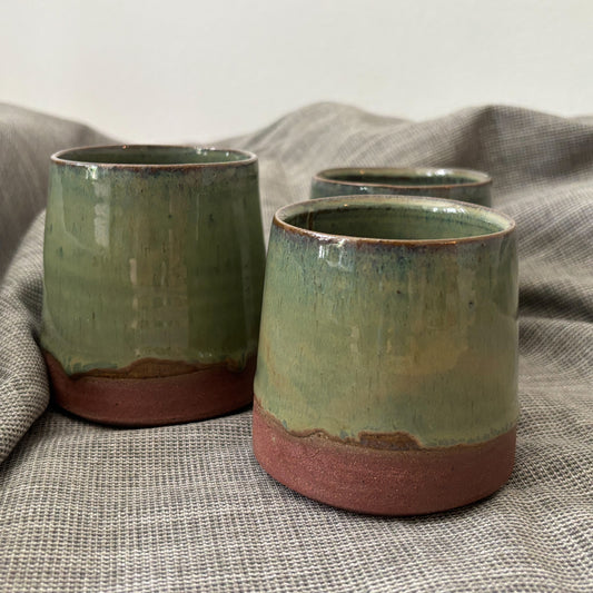 Tasse verte sans anse