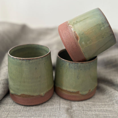 Tasse verte sans anse